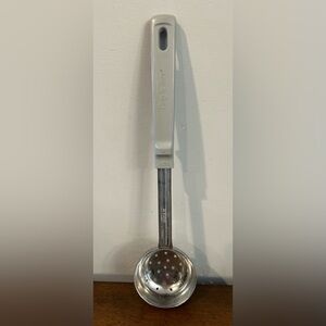 Vollrath Spoodle Stainless Strain Spoon
Gray Grip & Serve Handle 4 oz USA
Made